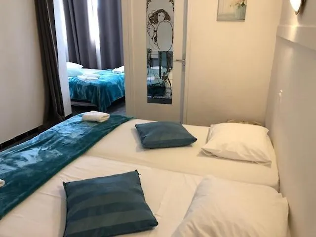 Hotel Le Castelet Saintes-Maries-de-la-Mer 2*,