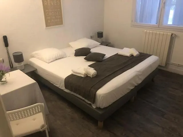 Hotel Le Castelet Saintes-Maries-de-la-Mer 2*,