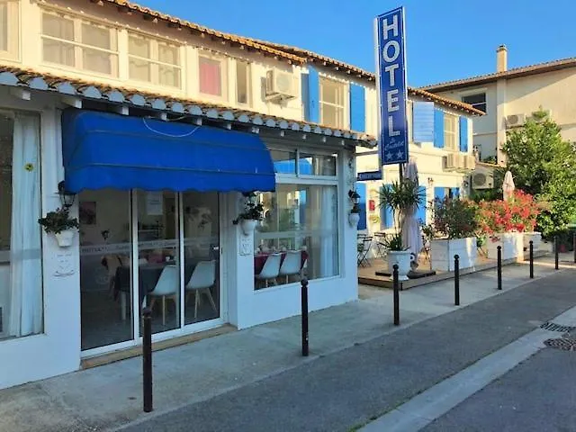 Hotel Le Castelet Saintes-Maries-de-la-Mer 2*,